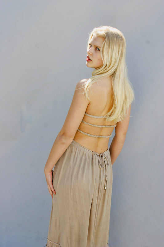 Beige maxi kjole med åpen rygg uten stropper til ferie og sommer